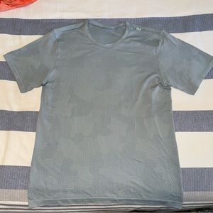 Men’s size Large lululemon metal vent tech shirt holy camo